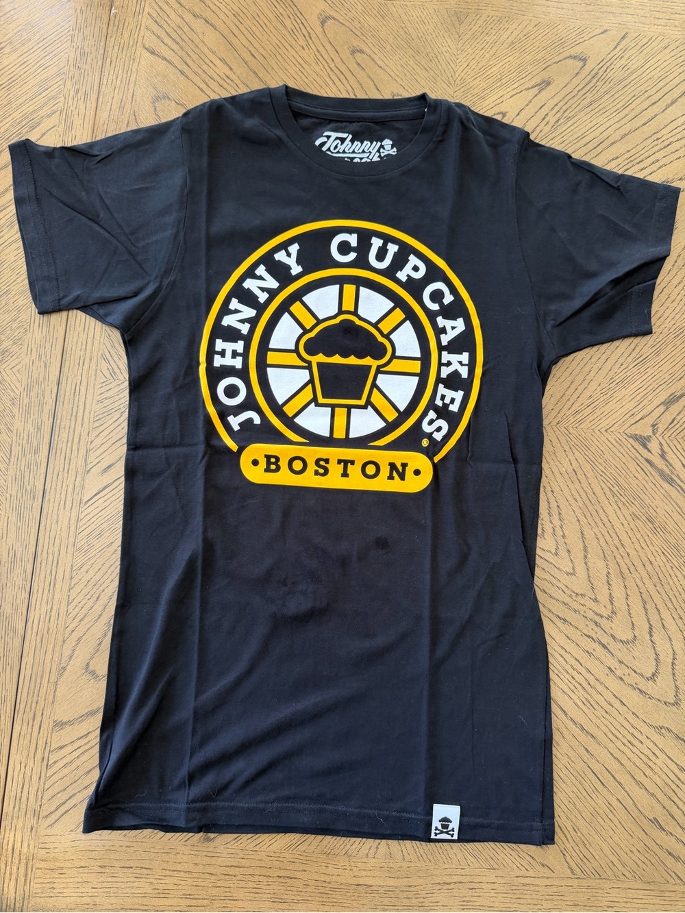 Men’s Johnny Cupcakes ‘Boston Hockey’ Tee